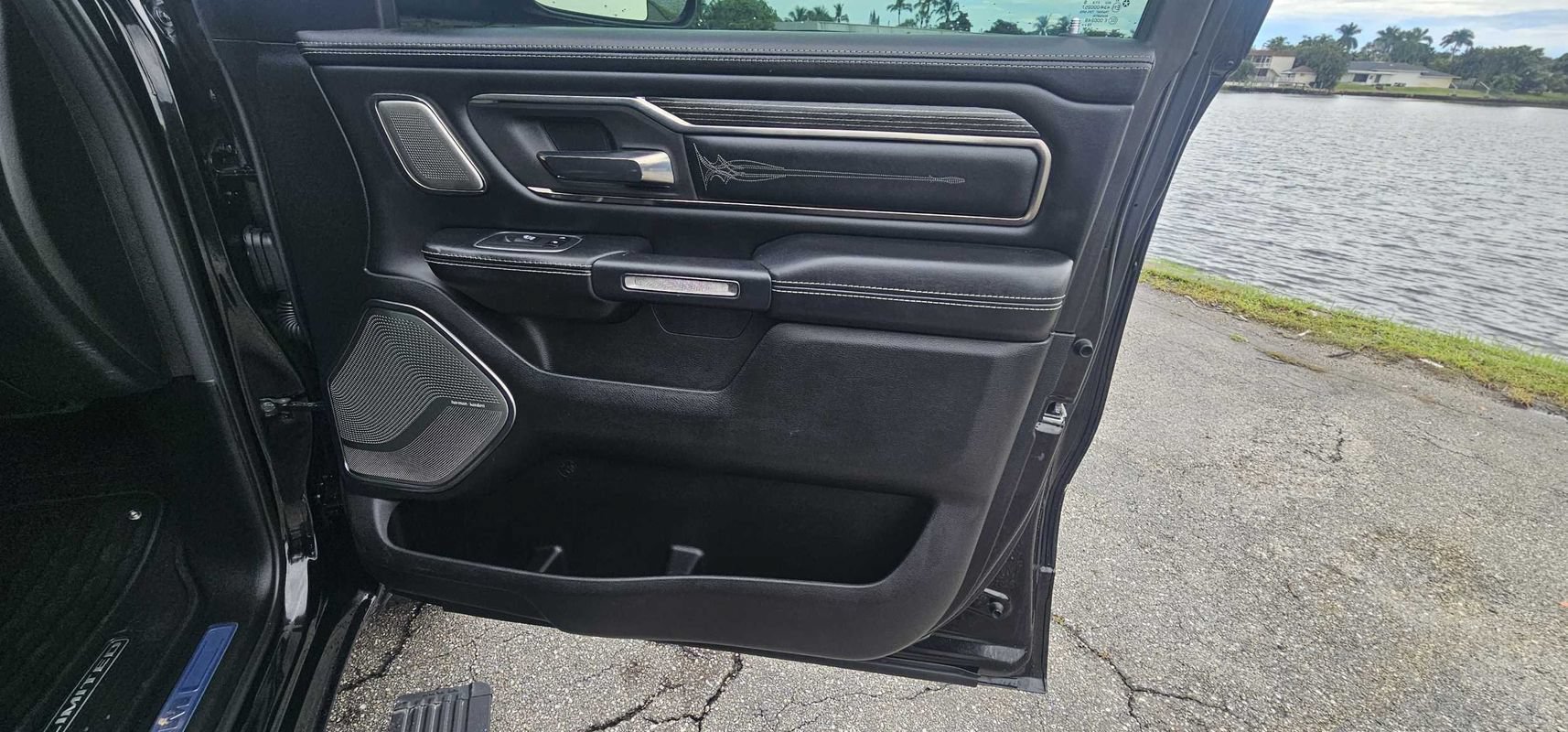 Used 2020 RAM 1500 Limited w/ Black Appearance Package AWD/4WD image 23