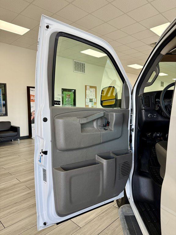 Used 2018 Chevrolet Express 2500 w/ Driver Convenience Package RWD image 15