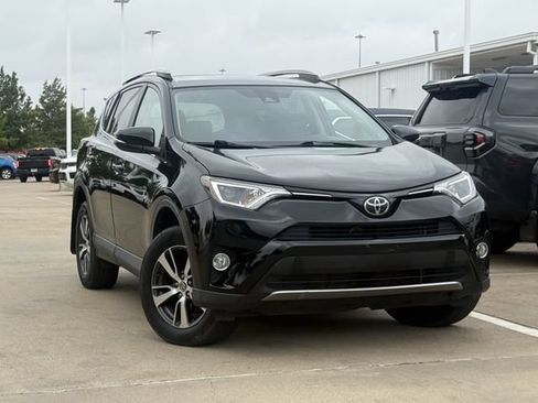 Used 2018 Toyota RAV4 XLE AWD/4WD image 2