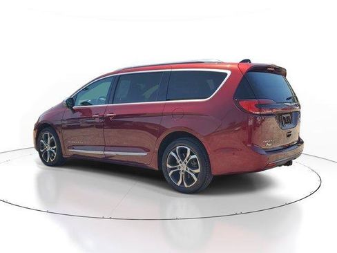 Used 2023 Chrysler Pacifica Pinnacle w/ Trailer Tow Group AWD/4WD image 3