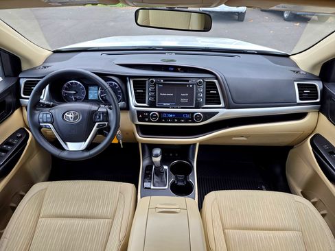 Used 2016 Toyota Highlander LE AWD/4WD image 15