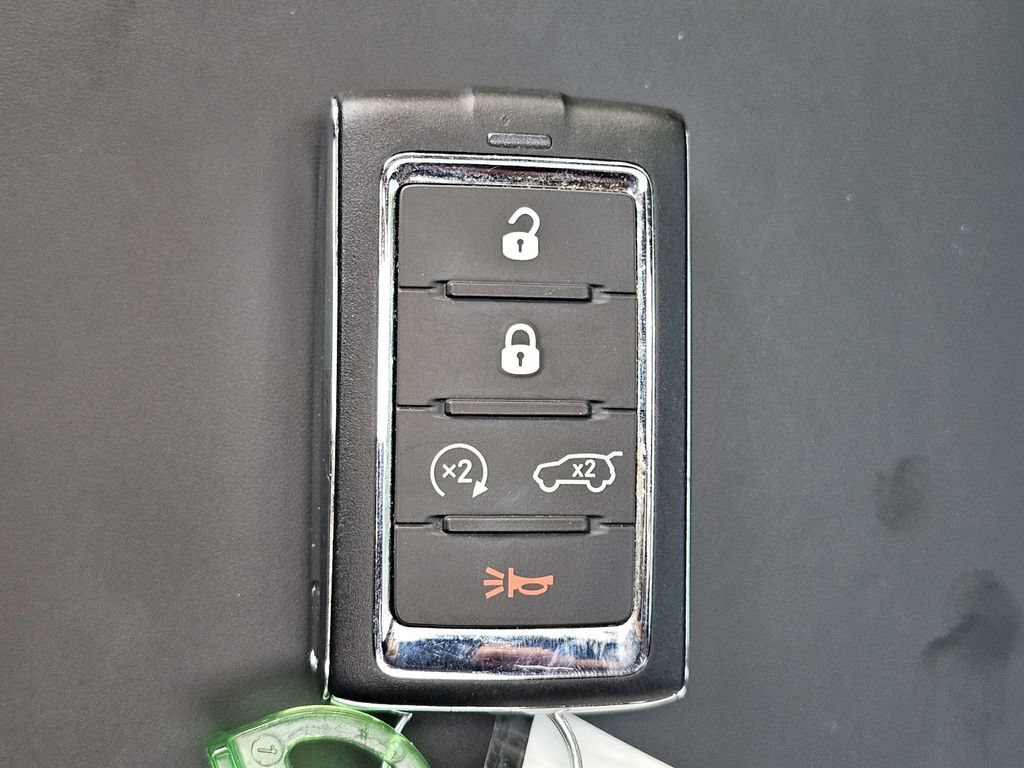 Used 2022 Jeep Grand Cherokee Overland w/ Luxury Tech Group IV AWD/4WD image 32