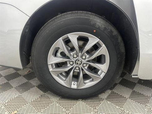 Used 2024 Toyota Sienna XLE image 17