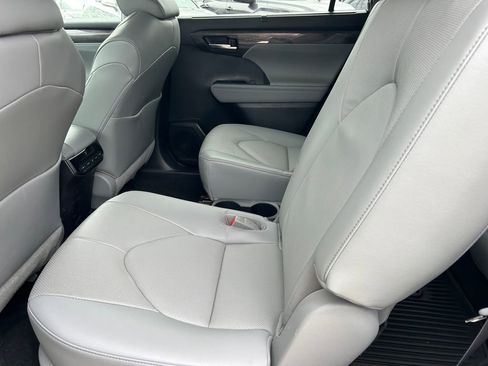 Used 2023 Toyota Highlander Limited AWD/4WD image 18