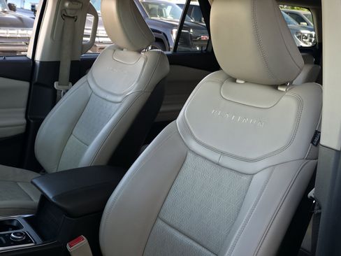 Used 2020 Ford Explorer Platinum w/ Premium Technology Package image 16