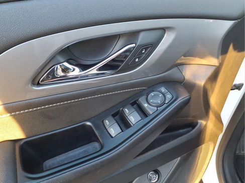 Used 2023 Chevrolet Traverse LT image 20