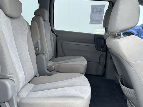 Used 2010 Kia Sedona LX image 16