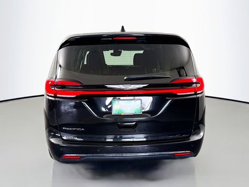 Used 2023 Chrysler Pacifica Touring-L image 8