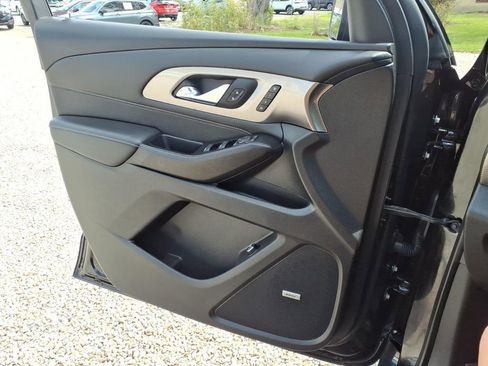 Used 2023 Chevrolet Traverse Premier FWD image 32