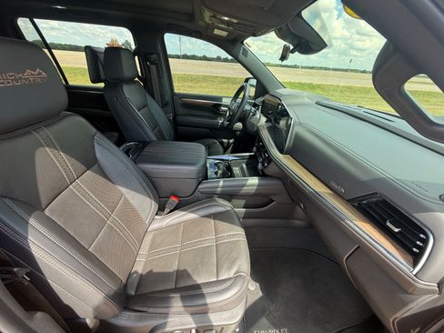 Used 2025 Chevrolet Suburban High Country AWD/4WD image 21