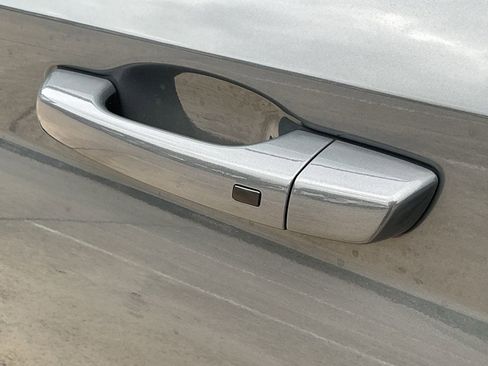 Used 2025 Hyundai Venue SEL image 10