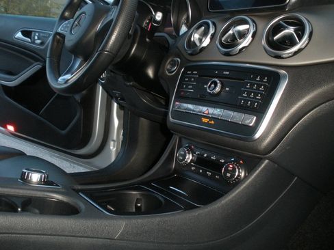 Used 2019 Mercedes-Benz GLA 250 4MATIC image 33