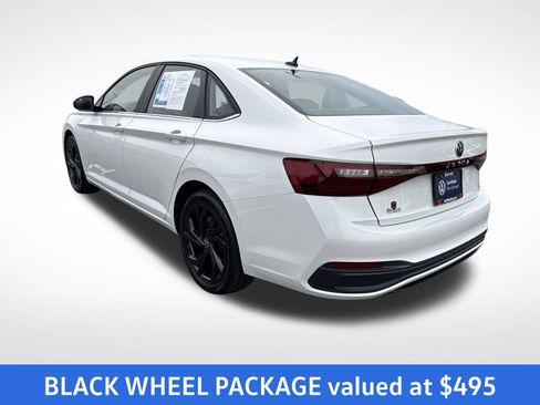 Certified 2025 Volkswagen Jetta SE w/ Sunroof Package image 3