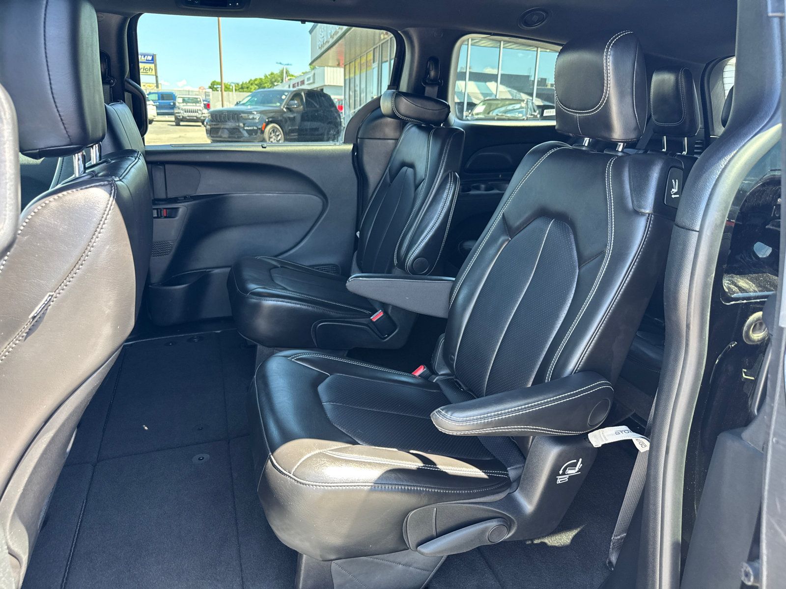 Used 2025 Chrysler Pacifica Select FWD image 7