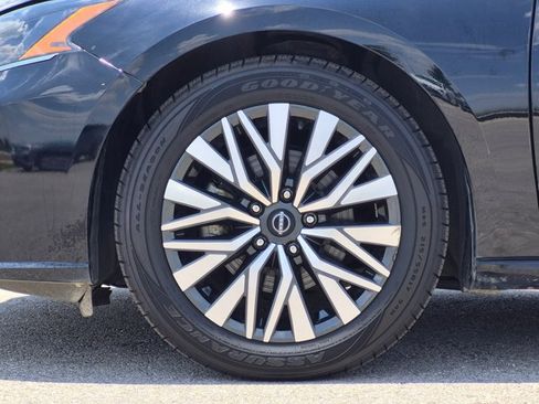 Used 2024 Nissan Altima 2.5 SV FWD image 24