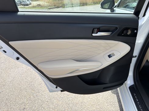 Used 2020 Toyota Avalon Limited image 21