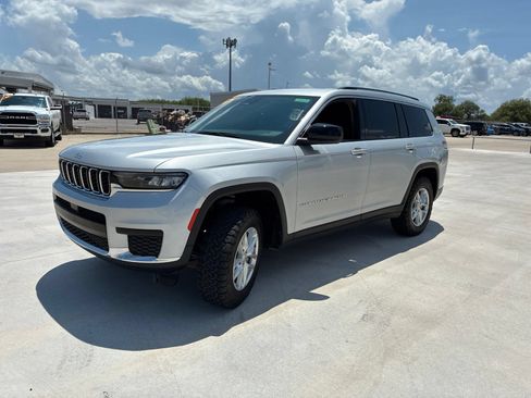 Used 2023 Jeep Grand Cherokee L Laredo AWD/4WD image 4