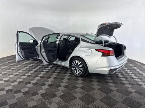 Used 2025 Nissan Altima 2.5 SV FWD image 21