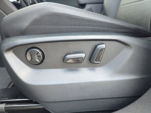Used 2021 Volkswagen Tiguan SE w/ Panoramic Sunroof Package FWD image 16