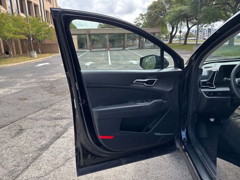 Used 2025 Kia Sportage LX image 18