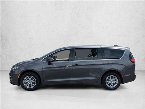 Used 2023 Chrysler Pacifica Touring-L FWD image 9
