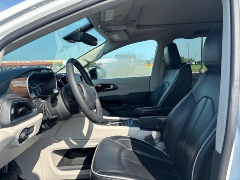 Used 2024 Chrysler Pacifica Limited FWD image 9