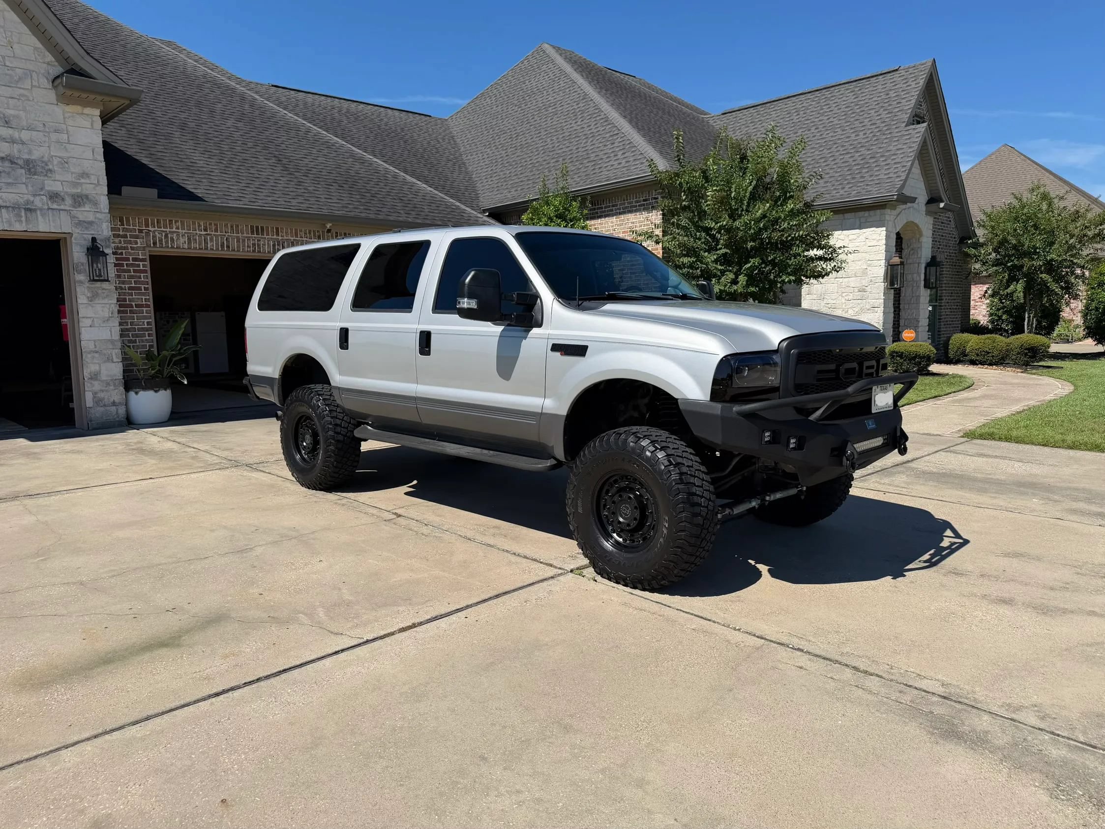 Used 2004 Ford Excursion XLT AWD/4WD image 1