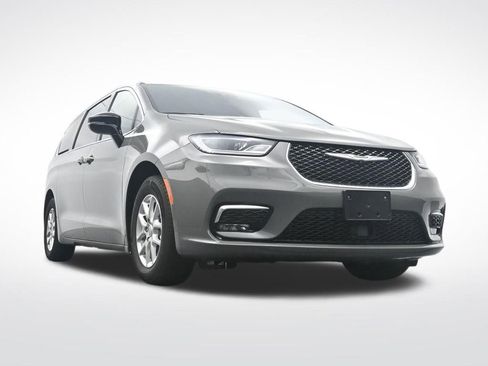 Used 2025 Chrysler Pacifica Select image 32