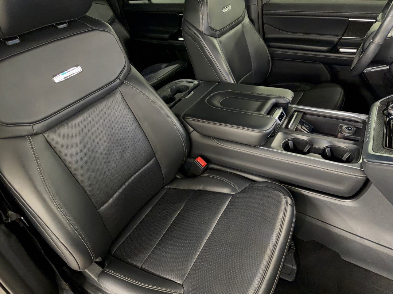 Used 2025 Ford Expedition Max Platinum w/ Stealth Appearance Package AWD/4WD image 30