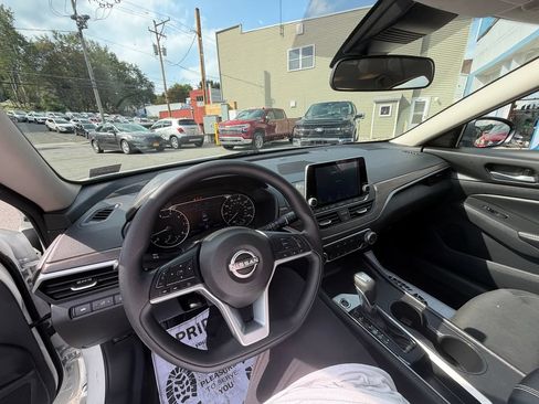 Used 2025 Nissan Altima 2.5 SV FWD image 21