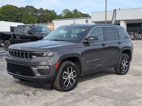 Used 2025 Jeep Grand Cherokee Limited RWD image 7