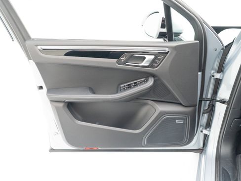 Certified 2026 Porsche Macan image 21