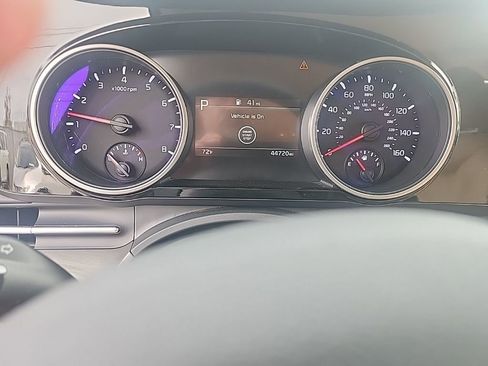 Used 2023 Kia Carnival EX image 18