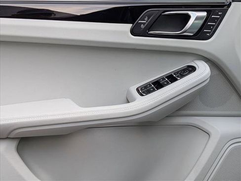 Certified 2024 Porsche Macan image 13