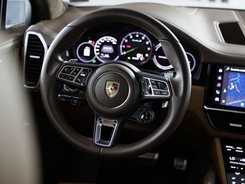 Certified 2023 Porsche Cayenne Turbo S AWD/4WD image 30
