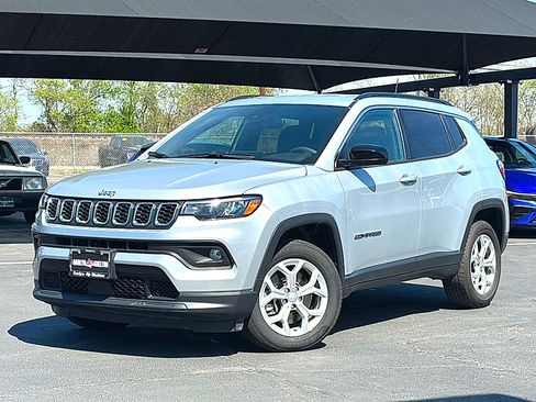 Used 2024 Jeep Compass Latitude AWD/4WD image 2