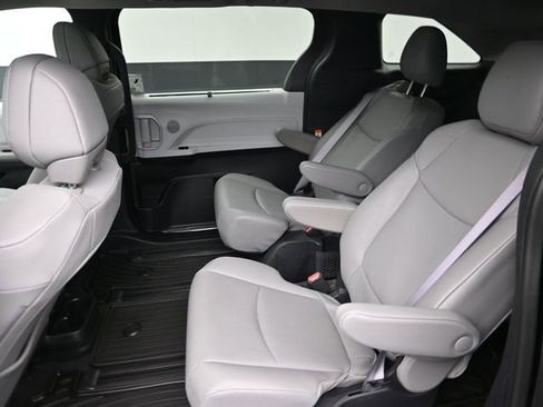 Certified 2025 Toyota Sienna XLE image 31