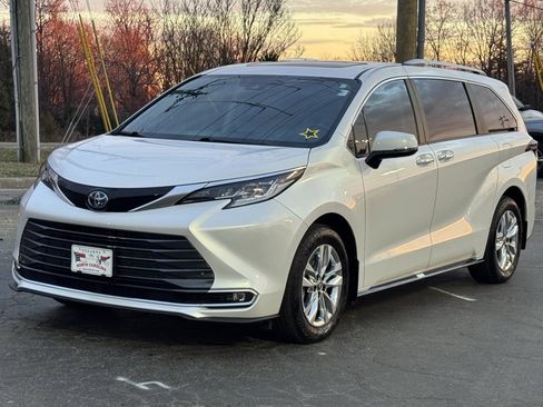 Used 2024 Toyota Sienna Limited image 2