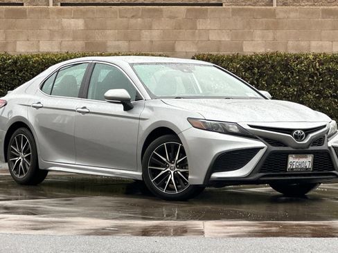 Used 2023 Toyota Camry SE image 2