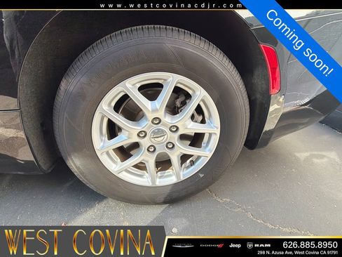 Used 2024 Chrysler Pacifica Touring-L FWD image 4