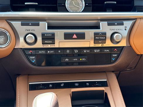 Used 2018 Lexus ES 350 w/ Luxury Package w/Wood Trim FWD image 29