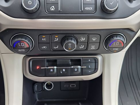 Used 2020 GMC Acadia Denali w/ Technology Package FWD image 16