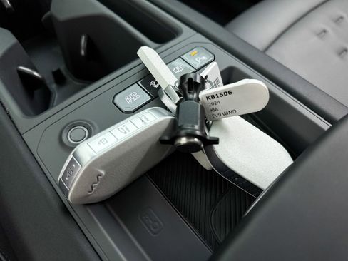 Used 2024 Kia EV9 Wind image 33