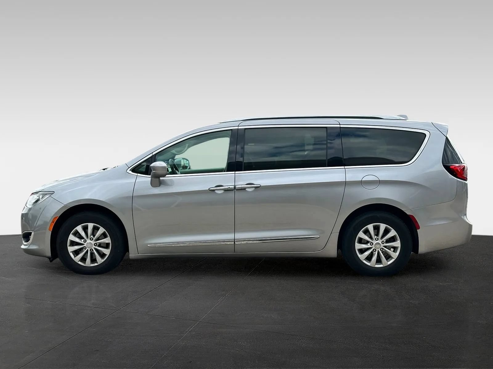 Used 2018 Chrysler Pacifica Touring-L FWD image 4