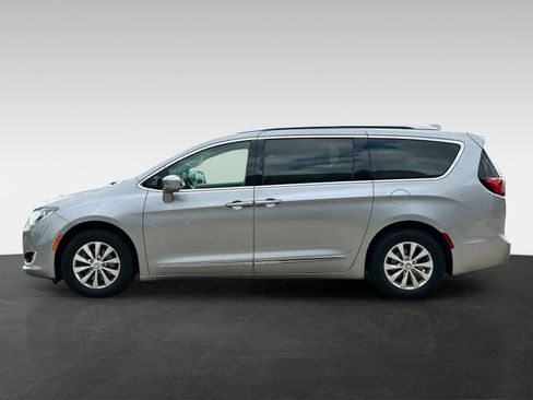 Used 2018 Chrysler Pacifica Touring-L FWD image 4
