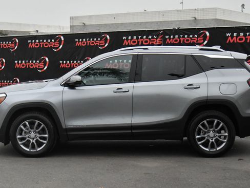 Used 2024 GMC Terrain SLT image 4