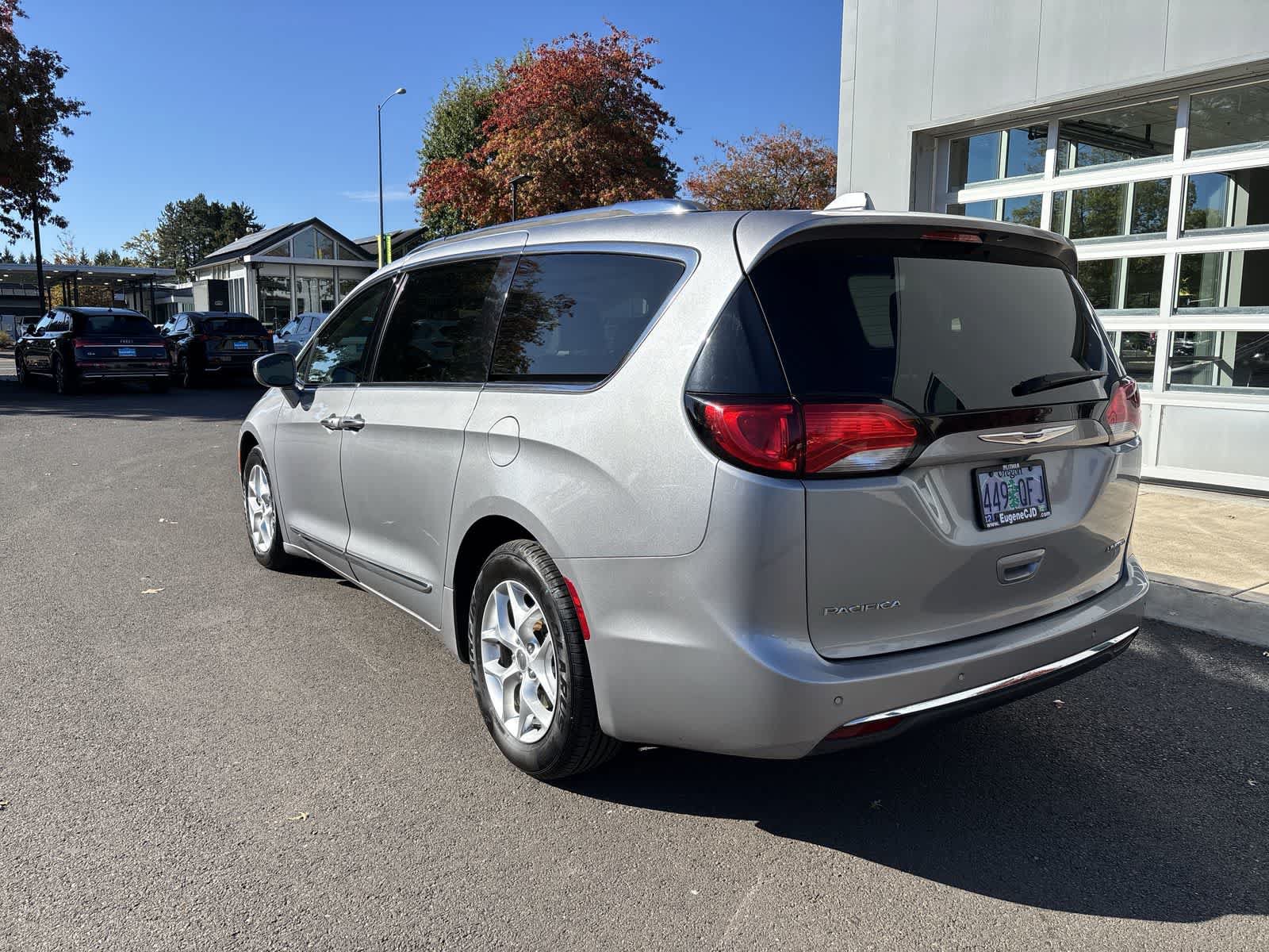 Used 2020 Chrysler Pacifica Limited FWD image 3