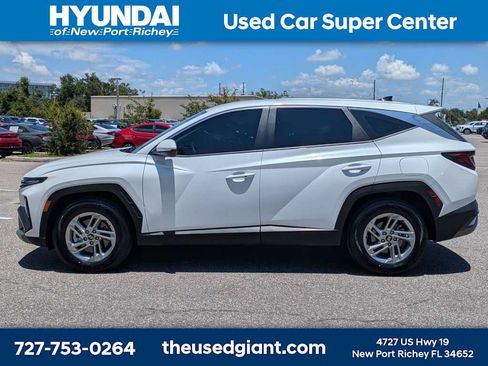 Certified 2025 Hyundai Tucson SE FWD image 2