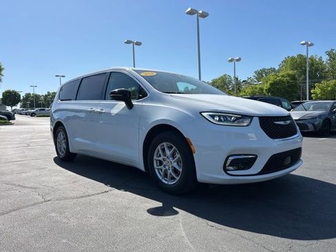 Used 2024 Chrysler Pacifica Touring-L FWD image 3