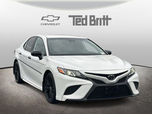 Used 2020 Toyota Camry SE image 3